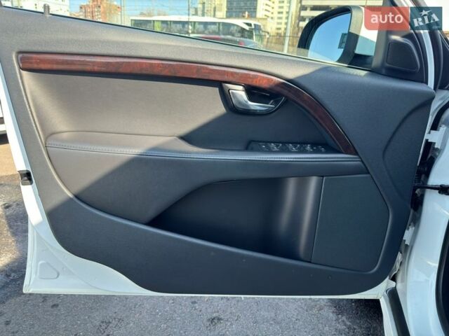 Білий Вольво V70, об'ємом двигуна 2 л та пробігом 252 тис. км за 14899 $, фото 19 на Automoto.ua