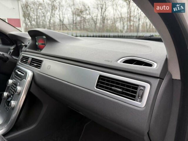 Белый Вольво В70, объемом двигателя 2 л и пробегом 178 тыс. км за 11000 $, фото 33 на Automoto.ua