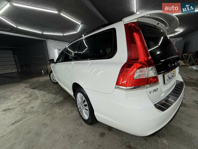 Белый Вольво В70, объемом двигателя 2 л и пробегом 160 тыс. км за 11000 $, фото 13 на Automoto.ua