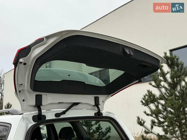 Белый Вольво В70, объемом двигателя 2 л и пробегом 178 тыс. км за 11000 $, фото 19 на Automoto.ua