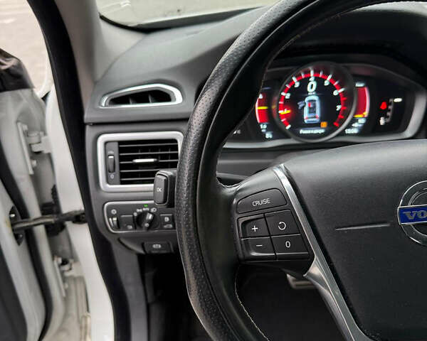 Белый Вольво В70, объемом двигателя 2 л и пробегом 178 тыс. км за 11000 $, фото 43 на Automoto.ua