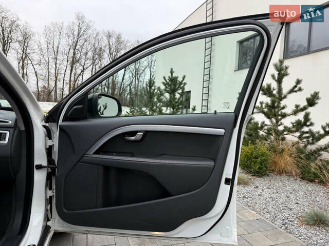 Белый Вольво В70, объемом двигателя 2 л и пробегом 178 тыс. км за 11500 $, фото 40 на Automoto.ua