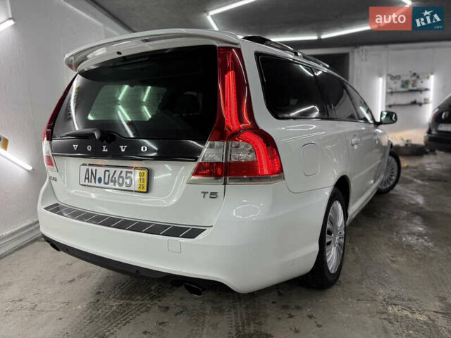 Белый Вольво В70, объемом двигателя 2 л и пробегом 160 тыс. км за 11000 $, фото 5 на Automoto.ua