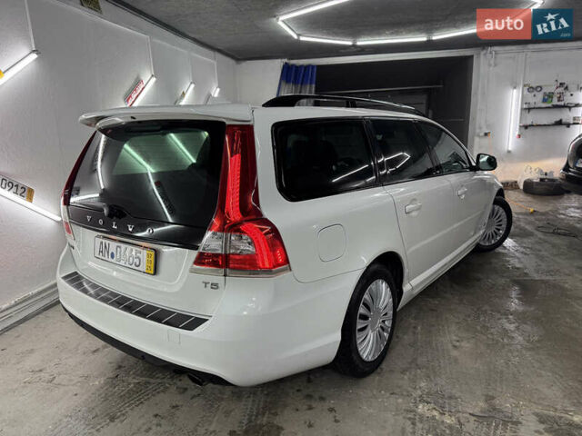 Белый Вольво В70, объемом двигателя 2 л и пробегом 160 тыс. км за 11000 $, фото 4 на Automoto.ua