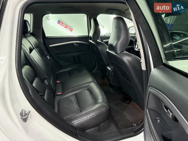 Белый Вольво В70, объемом двигателя 2 л и пробегом 160 тыс. км за 11000 $, фото 45 на Automoto.ua