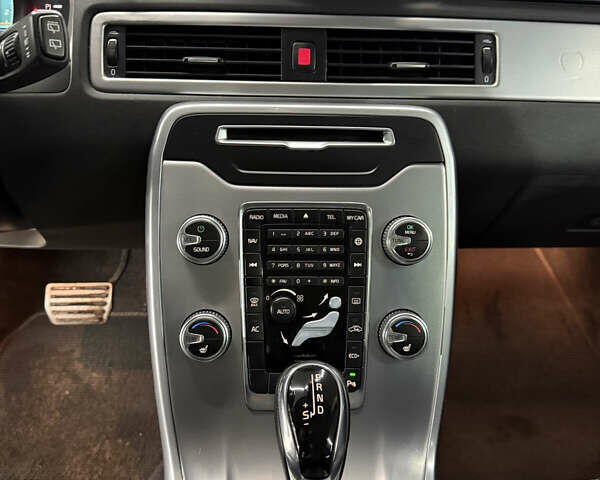 Белый Вольво В70, объемом двигателя 2 л и пробегом 160 тыс. км за 11000 $, фото 33 на Automoto.ua