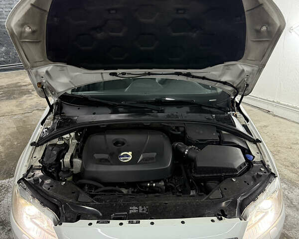 Белый Вольво В70, объемом двигателя 2 л и пробегом 160 тыс. км за 11000 $, фото 57 на Automoto.ua