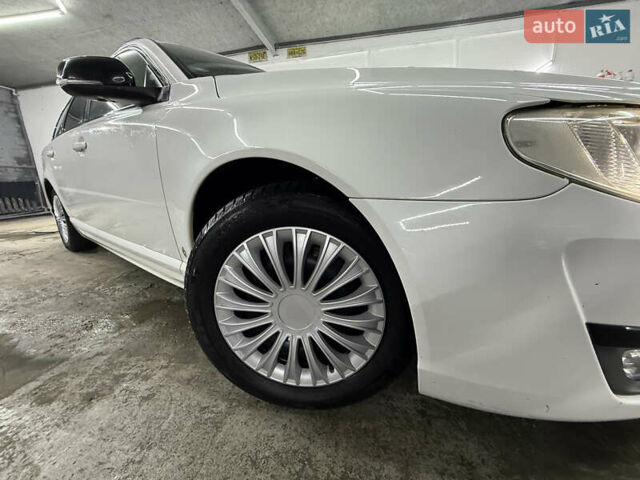 Белый Вольво В70, объемом двигателя 2 л и пробегом 160 тыс. км за 11000 $, фото 16 на Automoto.ua