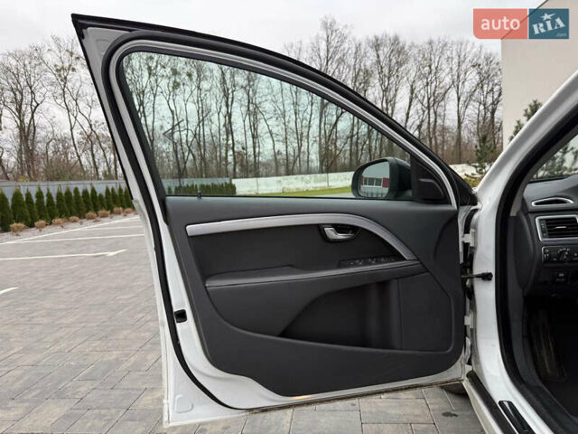 Белый Вольво В70, объемом двигателя 2 л и пробегом 178 тыс. км за 11000 $, фото 56 на Automoto.ua