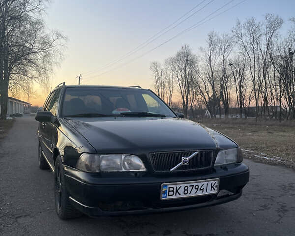 Черный Вольво В70, объемом двигателя 2.4 л и пробегом 350 тыс. км за 2700 $, фото 4 на Automoto.ua