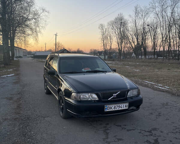 Черный Вольво В70, объемом двигателя 2.4 л и пробегом 350 тыс. км за 2700 $, фото 2 на Automoto.ua