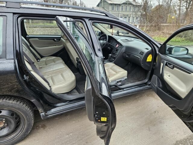 Черный Вольво В70, объемом двигателя 2.4 л и пробегом 400 тыс. км за 2400 $, фото 6 на Automoto.ua