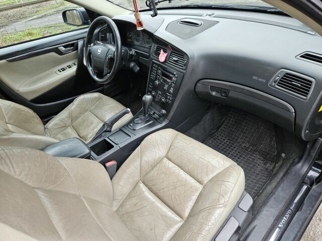 Черный Вольво В70, объемом двигателя 2.4 л и пробегом 400 тыс. км за 2400 $, фото 9 на Automoto.ua