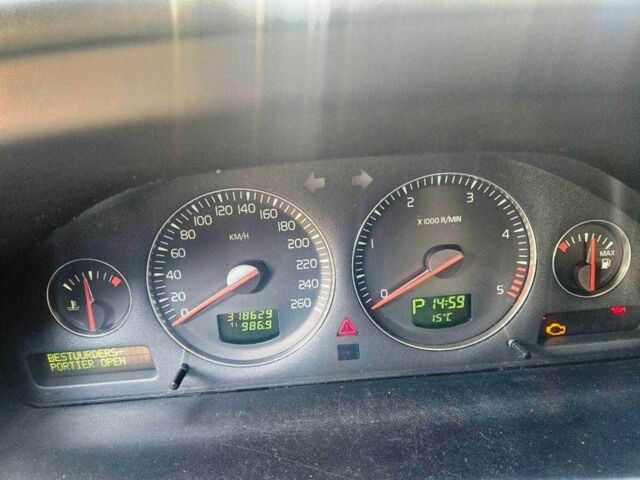 Вольво В70 2004 в Хмельницком на Automoto.ua Черный Вольво В70, объемом двигателя 2.4 л и пробегом 318 тыс. км за 3000 $, фото 4 на Automoto.ua