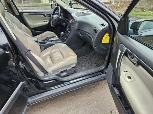 Черный Вольво В70, объемом двигателя 2.4 л и пробегом 400 тыс. км за 2400 $, фото 8 на Automoto.ua