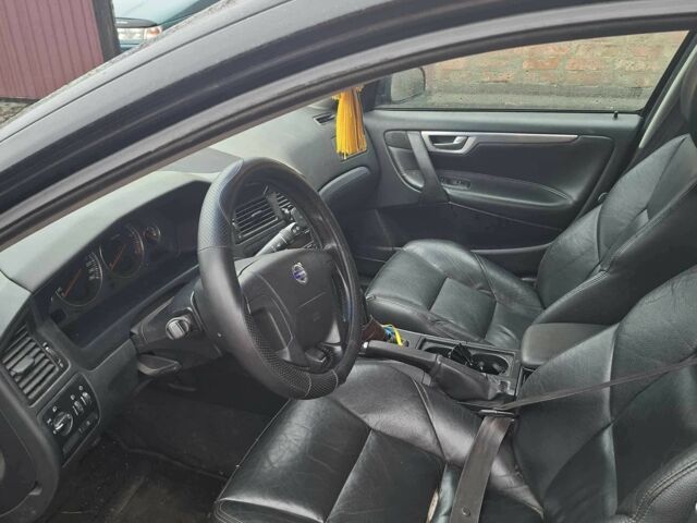 Черный Вольво В70, объемом двигателя 2.4 л и пробегом 380 тыс. км за 2700 $, фото 2 на Automoto.ua