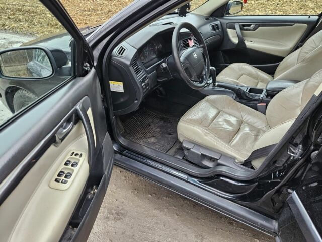 Черный Вольво В70, объемом двигателя 2.4 л и пробегом 400 тыс. км за 2400 $, фото 11 на Automoto.ua