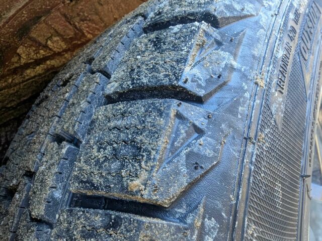 Фиолетовый Вольво В70, объемом двигателя 2.4 л и пробегом 380 тыс. км за 2608 $, фото 5 на Automoto.ua