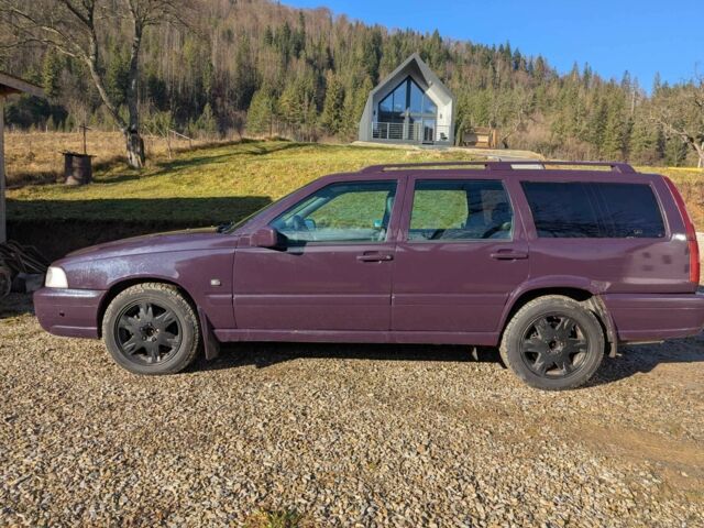 Фиолетовый Вольво В70, объемом двигателя 2.4 л и пробегом 380 тыс. км за 2608 $, фото 1 на Automoto.ua