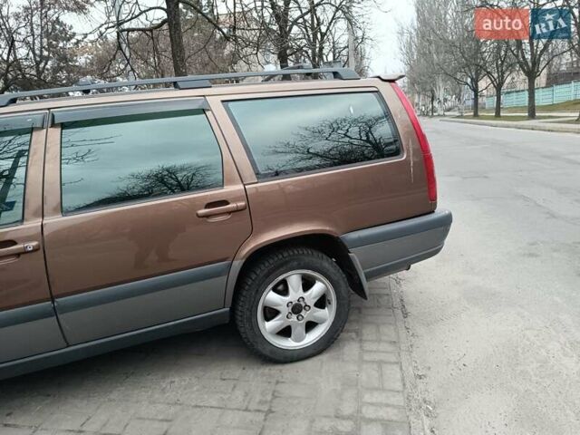Коричневый Вольво В70, объемом двигателя 2.44 л и пробегом 468 тыс. км за 4500 $, фото 4 на Automoto.ua