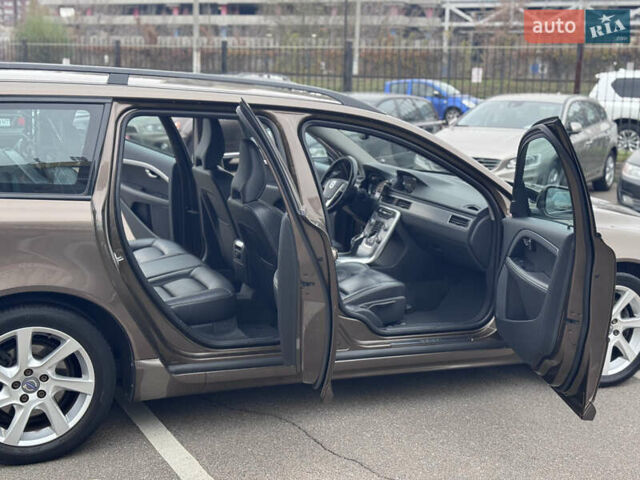 Коричневый Вольво В70, объемом двигателя 2.4 л и пробегом 203 тыс. км за 17500 $, фото 13 на Automoto.ua