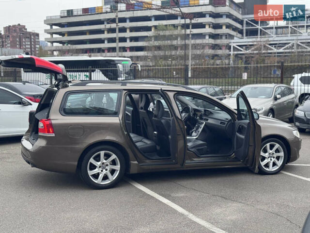 Коричневый Вольво В70, объемом двигателя 2.4 л и пробегом 203 тыс. км за 17500 $, фото 12 на Automoto.ua