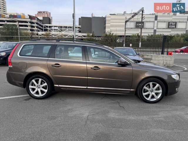 Коричневий Вольво V70, об'ємом двигуна 2 л та пробігом 215 тис. км за 16400 $, фото 2 на Automoto.ua