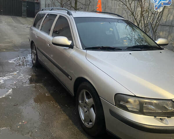 Сірий Вольво V70, об'ємом двигуна 2.44 л та пробігом 423 тис. км за 5000 $, фото 4 на Automoto.ua