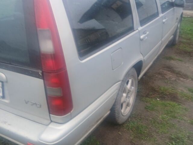 Серый Вольво В70, объемом двигателя 2.4 л и пробегом 350 тыс. км за 1350 $, фото 2 на Automoto.ua