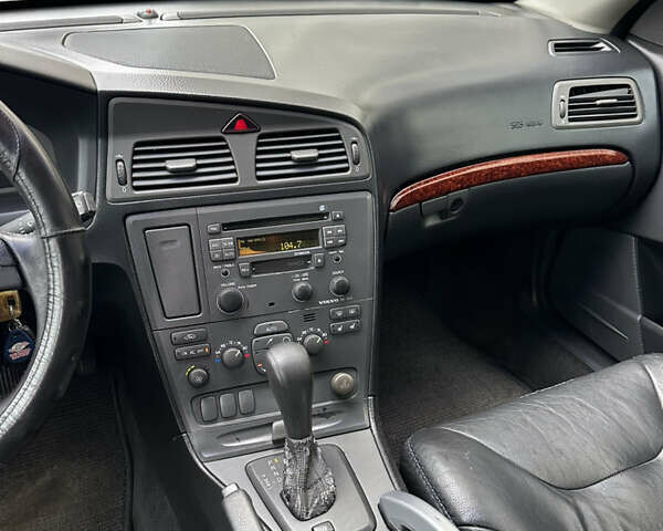 Серый Вольво В70, объемом двигателя 2.4 л и пробегом 171 тыс. км за 4990 $, фото 2 на Automoto.ua