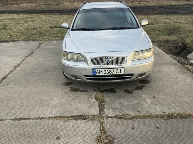 Серый Вольво В70, объемом двигателя 2.4 л и пробегом 254 тыс. км за 5600 $, фото 1 на Automoto.ua