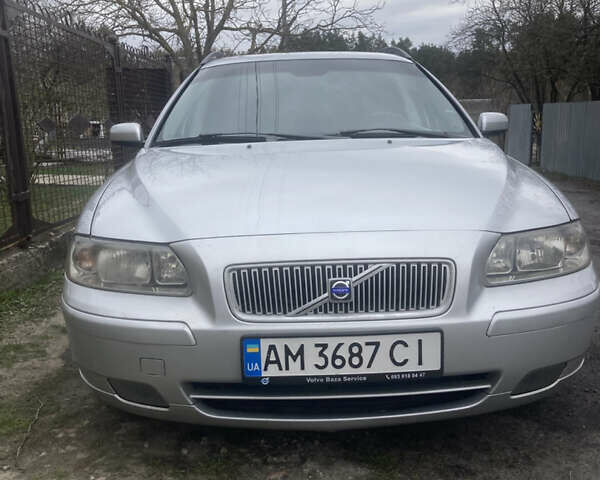 Сірий Вольво V70, об'ємом двигуна 2.44 л та пробігом 242 тис. км за 6500 $, фото 1 на Automoto.ua