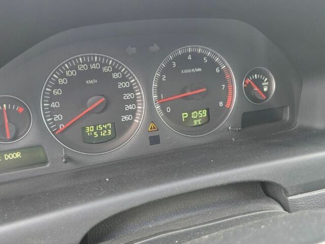 Серый Вольво В70, объемом двигателя 2.4 л и пробегом 301 тыс. км за 1463 $, фото 7 на Automoto.ua