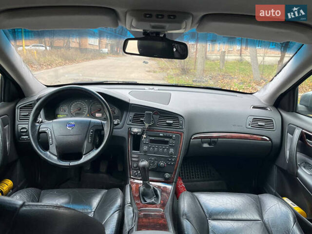 Сірий Вольво V70, об'ємом двигуна 2.44 л та пробігом 378 тис. км за 6200 $, фото 2 на Automoto.ua