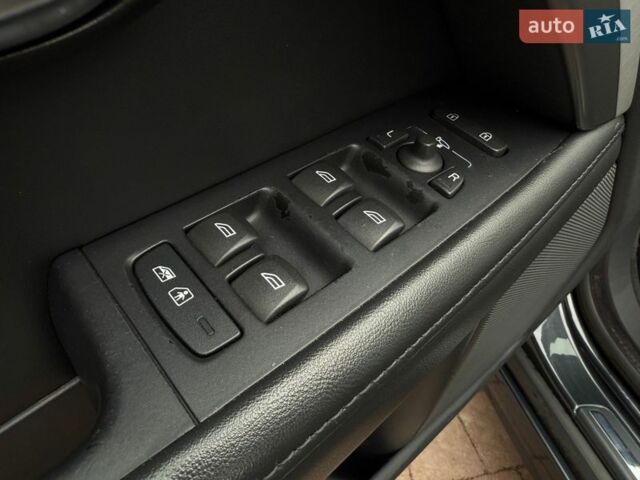 Сірий Вольво V70, об'ємом двигуна 2 л та пробігом 245 тис. км за 13950 $, фото 49 на Automoto.ua