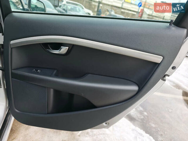 Серый Вольво В70, объемом двигателя 2 л и пробегом 245 тыс. км за 13200 $, фото 29 на Automoto.ua