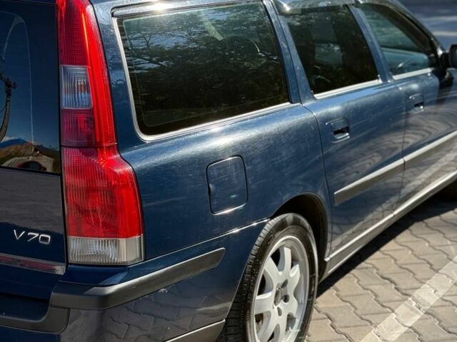 Синий Вольво В70, объемом двигателя 2.4 л и пробегом 309 тыс. км за 6300 $, фото 2 на Automoto.ua