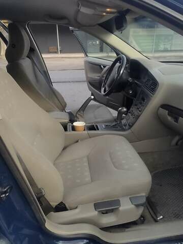 Вольво В70 2003 в Черкассах на Automoto.ua Синий Вольво В70, объемом двигателя 2.4 л и пробегом 320 тыс. км за 4200 $, фото 1 на Automoto.ua