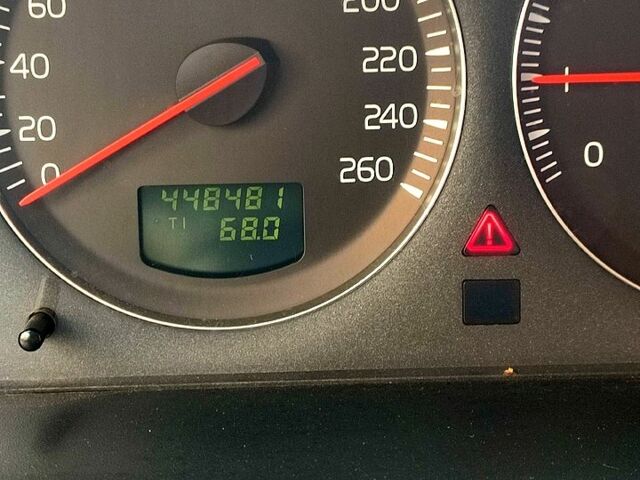 Синий Вольво В70, объемом двигателя 2.4 л и пробегом 205 тыс. км за 2750 $, фото 4 на Automoto.ua