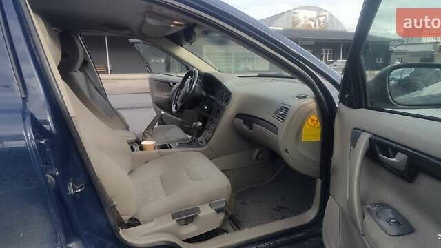 Вольво В70 2003 в Черкассах на Automoto.ua Синий Вольво В70, объемом двигателя 2.4 л и пробегом 320 тыс. км за 4200 $, фото 4 на Automoto.ua