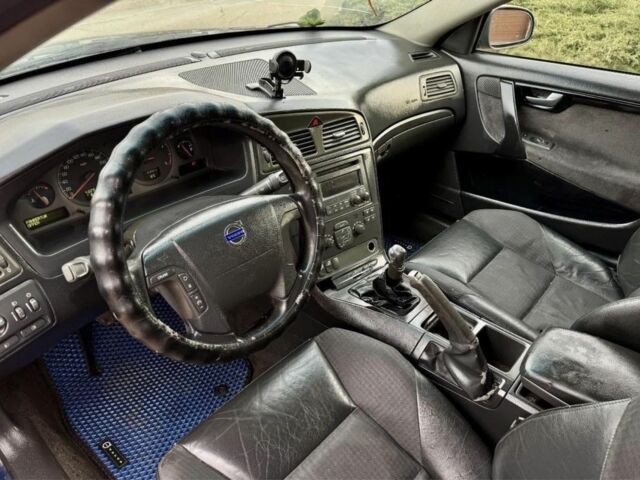 Синий Вольво В70, объемом двигателя 2.4 л и пробегом 328 тыс. км за 2300 $, фото 4 на Automoto.ua