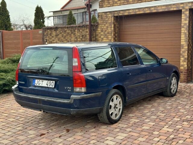 Синий Вольво В70, объемом двигателя 2.4 л и пробегом 285 тыс. км за 1500 $, фото 6 на Automoto.ua