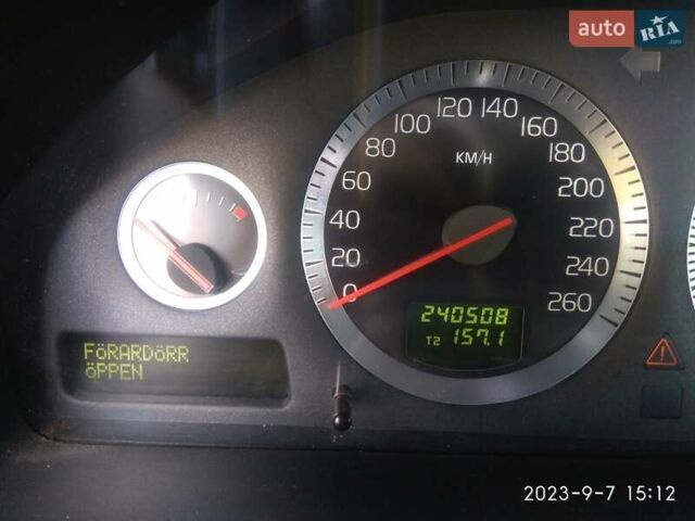 Синий Вольво В70, объемом двигателя 2.4 л и пробегом 240 тыс. км за 6000 $, фото 5 на Automoto.ua