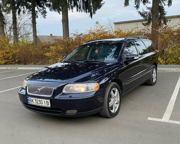 Синий Вольво В70, объемом двигателя 2.44 л и пробегом 315 тыс. км за 5500 $, фото 1 на Automoto.ua