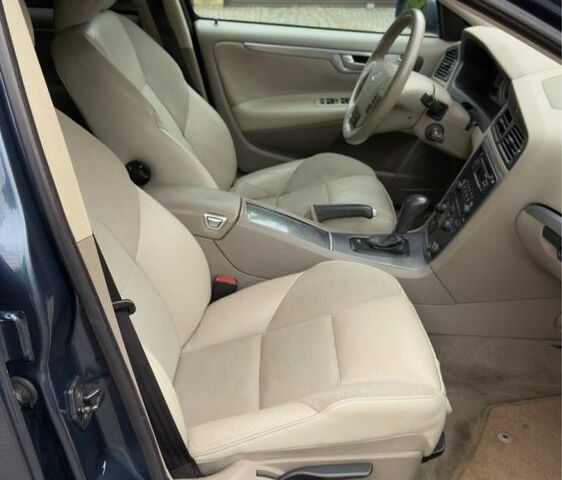 Синий Вольво В70, объемом двигателя 2.4 л и пробегом 375 тыс. км за 3900 $, фото 7 на Automoto.ua