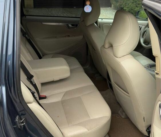 Синий Вольво В70, объемом двигателя 2.4 л и пробегом 375 тыс. км за 3900 $, фото 3 на Automoto.ua