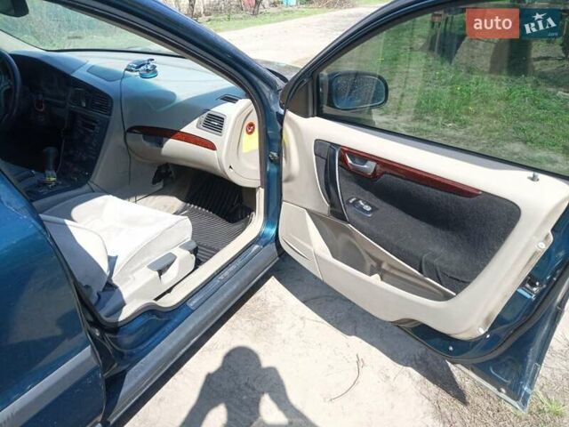 Зеленый Вольво В70, объемом двигателя 2.41 л и пробегом 370 тыс. км за 2500 $, фото 2 на Automoto.ua