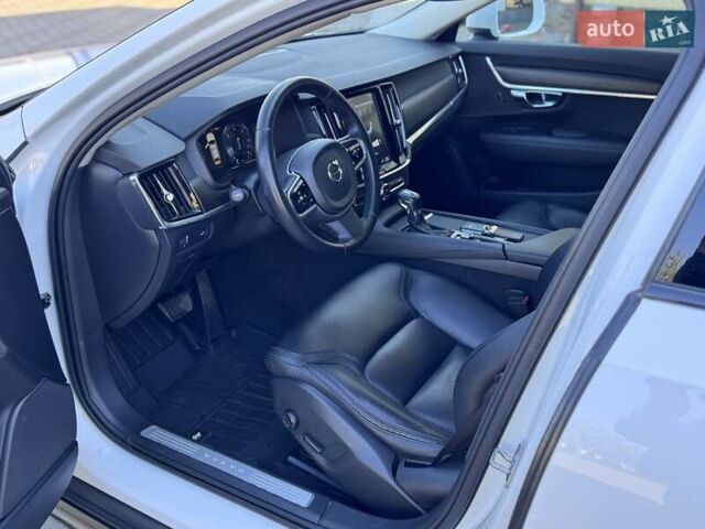 Белый Вольво В90, объемом двигателя 2 л и пробегом 242 тыс. км за 26300 $, фото 47 на Automoto.ua