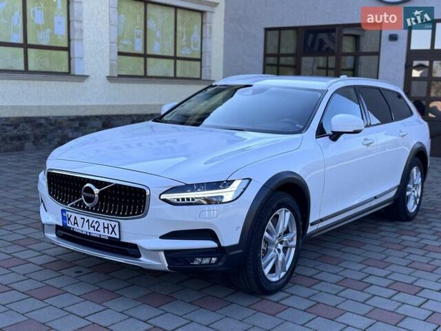 Белый Вольво В90, объемом двигателя 2 л и пробегом 242 тыс. км за 26300 $, фото 1 на Automoto.ua