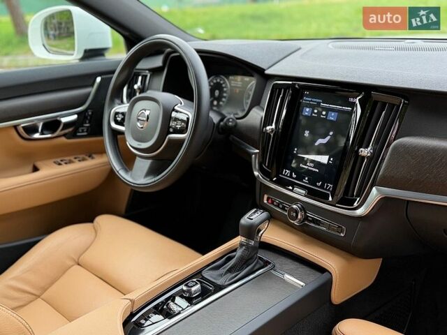 Белый Вольво В90, объемом двигателя 1.97 л и пробегом 133 тыс. км за 31800 $, фото 85 на Automoto.ua